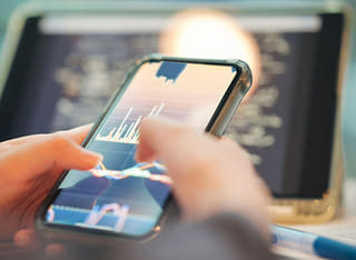 Investor reviewing a clear fund transfer and withdrawal process